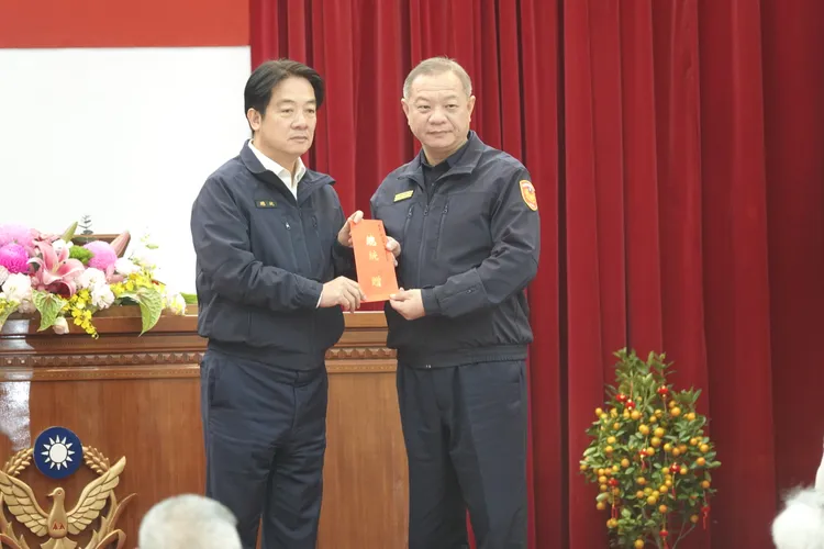 賴清德頒發獎勵金給新北市警察局長廖訓誠。江孟謙攝