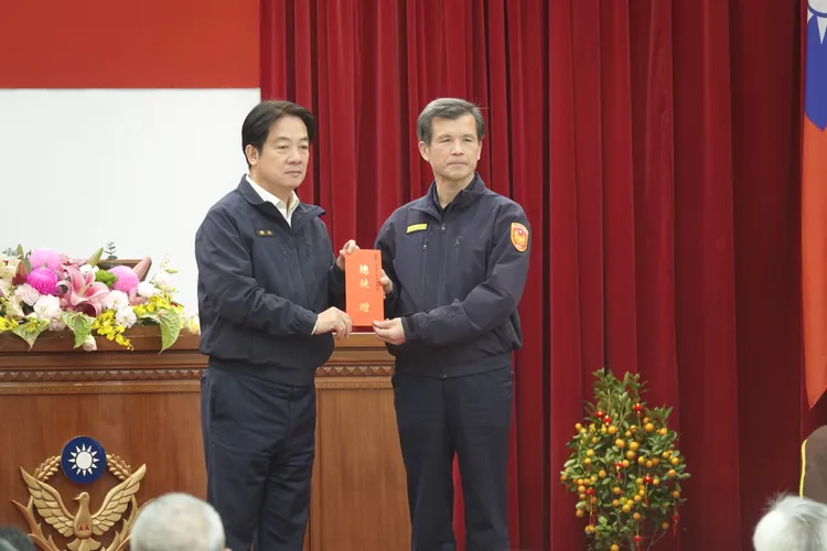 賴清德頒發獎勵金給台北市警察局長李西河。江孟謙攝