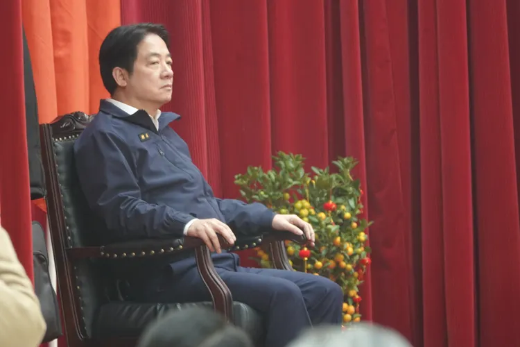 賴清德在旁聽取劉世芳致詞。江孟謙攝