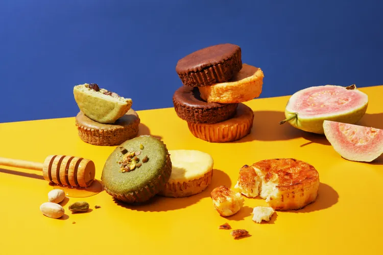 EATMI嚴選在地農產研發誘人風味，高雄9號抹茶紅豆（由左至右）、奶霜蜂蜜開心果、經典咖啡、紅心芭樂、經典巧克力、長濱1號黑糙米芝麻、烤糖脆脆布蕾等。業者提供