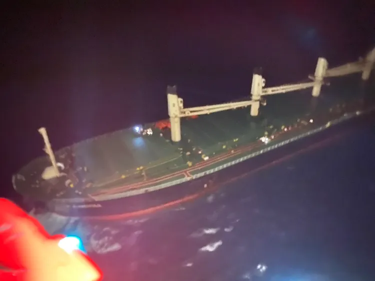 我國海空單位聯手救援。海巡署提供