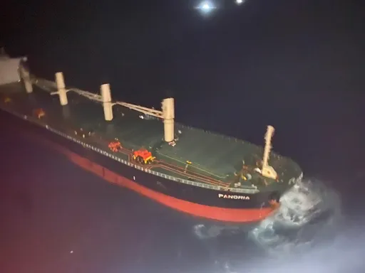 外籍貨輪鵝鑾鼻外海失火 海巡暗夜怒海搶救!我海空聯手接送傷員