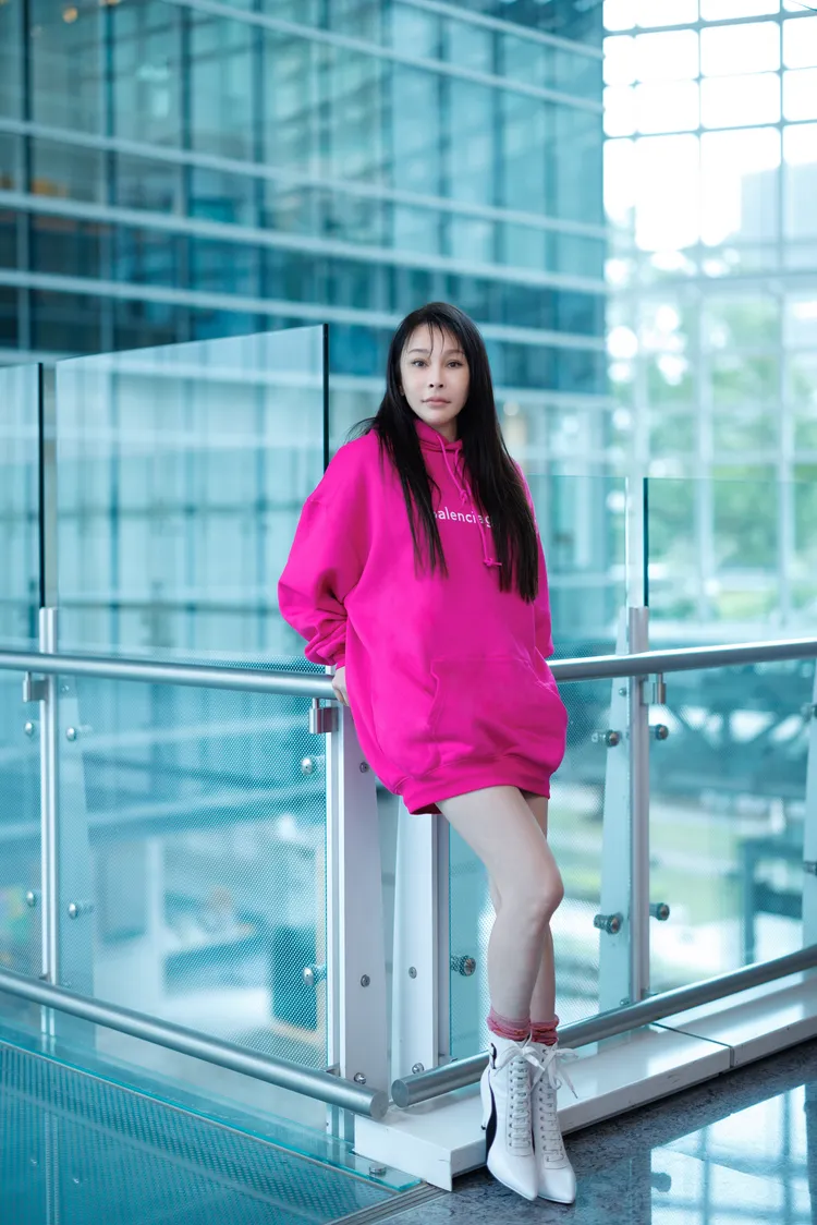 温嵐透露特別留下父親的遺物「吊嘎」留念。華納音樂提供