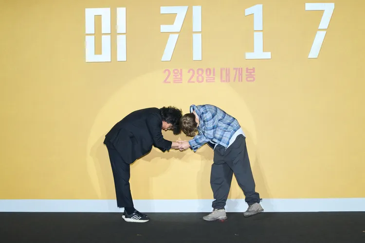 羅伯派汀森和奉俊昊互相鞠躬。華納兄弟提供