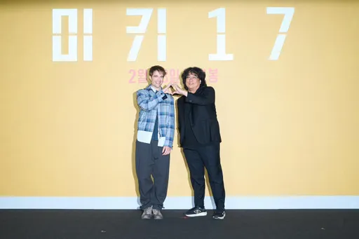 羅伯派汀森韓國合體奉俊昊比愛心!《米奇17號》全宇宙最慘社畜搏翻身