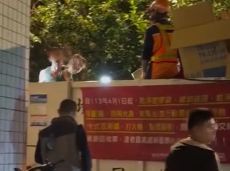 男子跳唱資收車，不滿對清潔員嗆聲要「釘孤支」。翻攝自臉書「Vito=我是維特」