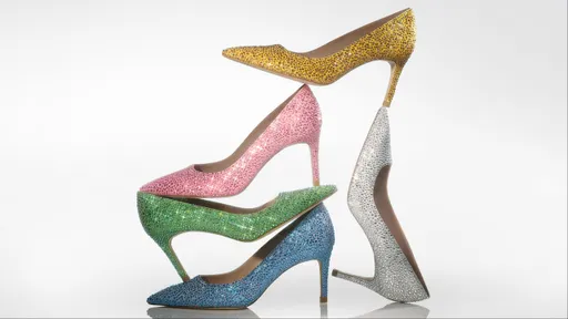SWAROVSKI聯名Stuart Weitzman!用6千顆水晶打造超閃高跟鞋