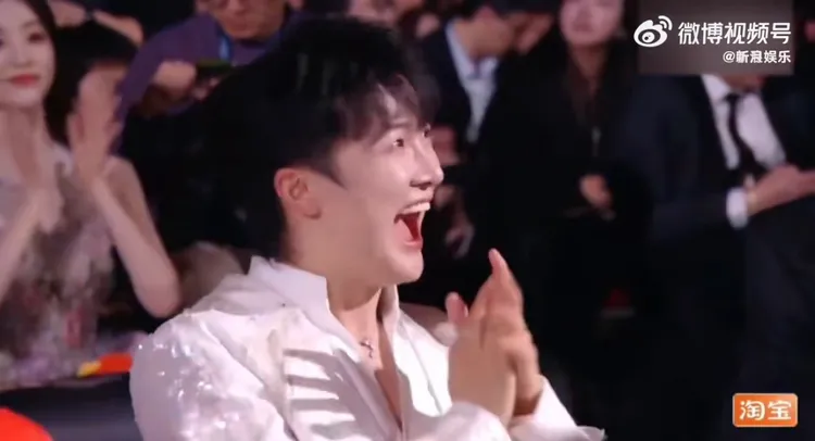 周深幸災樂禍表情超逗趣。圖／翻攝微博