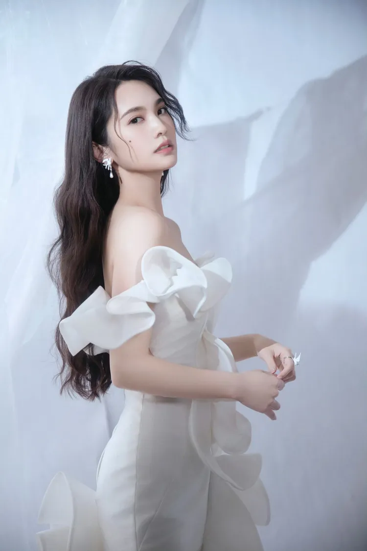 楊丞琳昨晚造型仙氣飄飄。圖／摘自微博