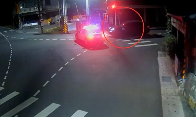 警員到場關心小客車違停狀況，發現王宥忻酒駕，當場逮捕。翻攝畫面
