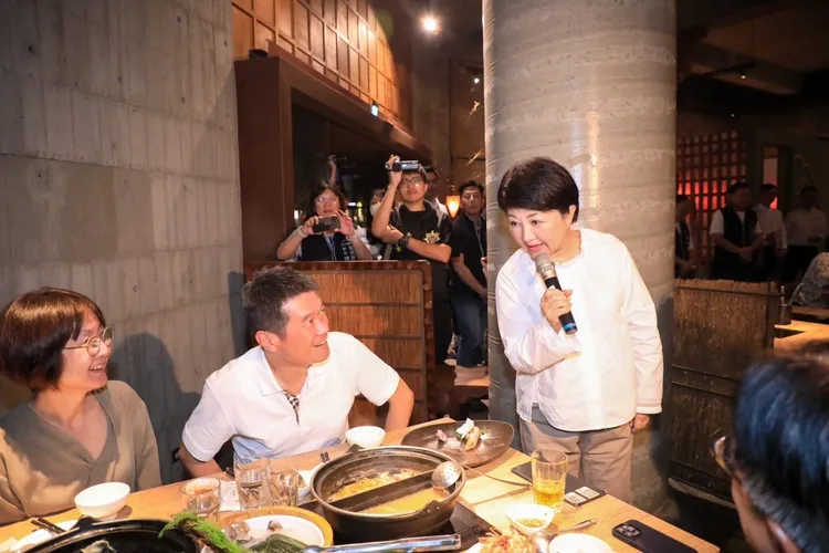 台中市長盧秀燕訪問火鍋店家用餐民眾。市府提供