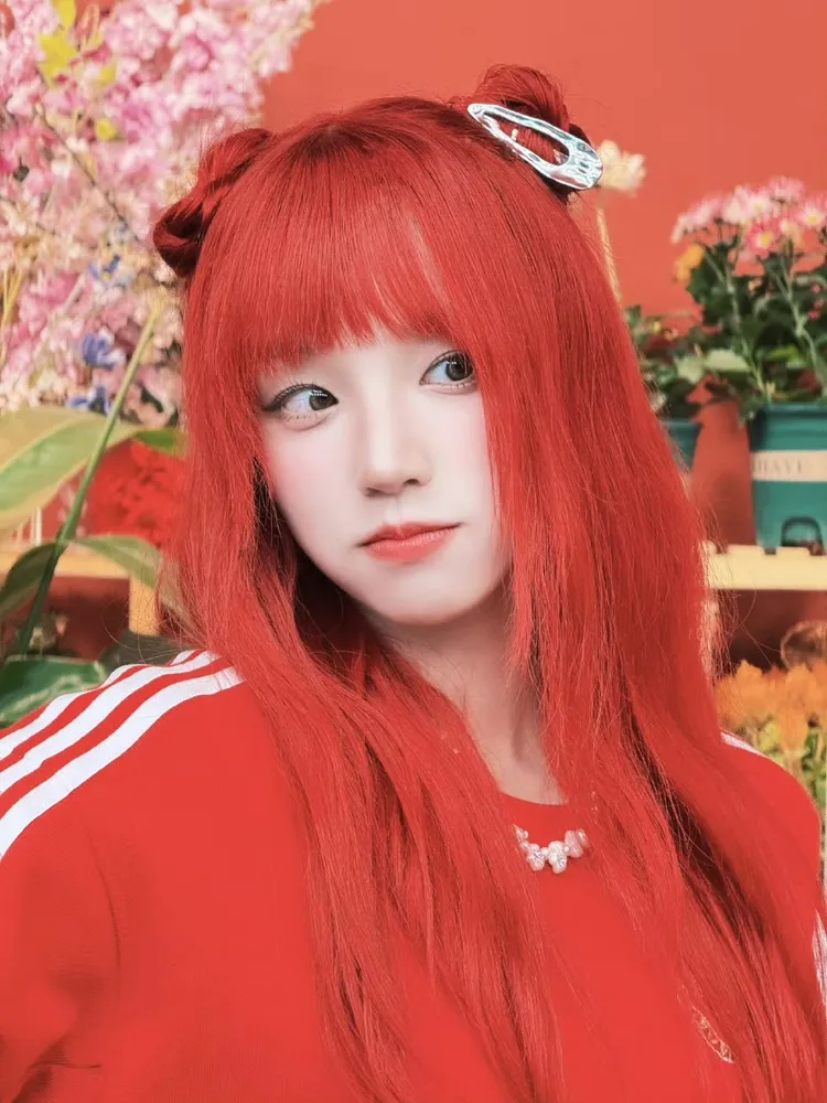 宋雨琦以紅色調穿搭展現俏皮樣貌。翻攝宋雨琦微博