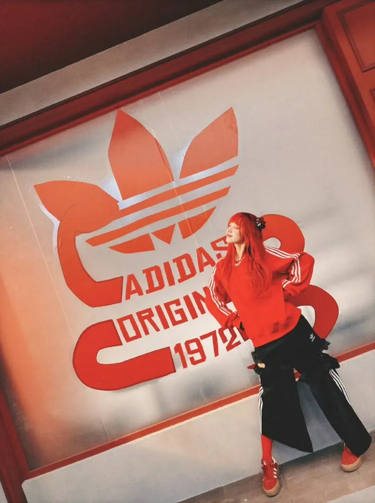 宋雨琦以紅色大學踢搭配紅色GAZELLE厚底鞋。翻攝宋雨琦微博