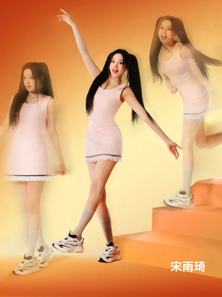宋雨琦以粉色貼身短洋裝搭配粉白色LIGHTBLAZE。品牌提供