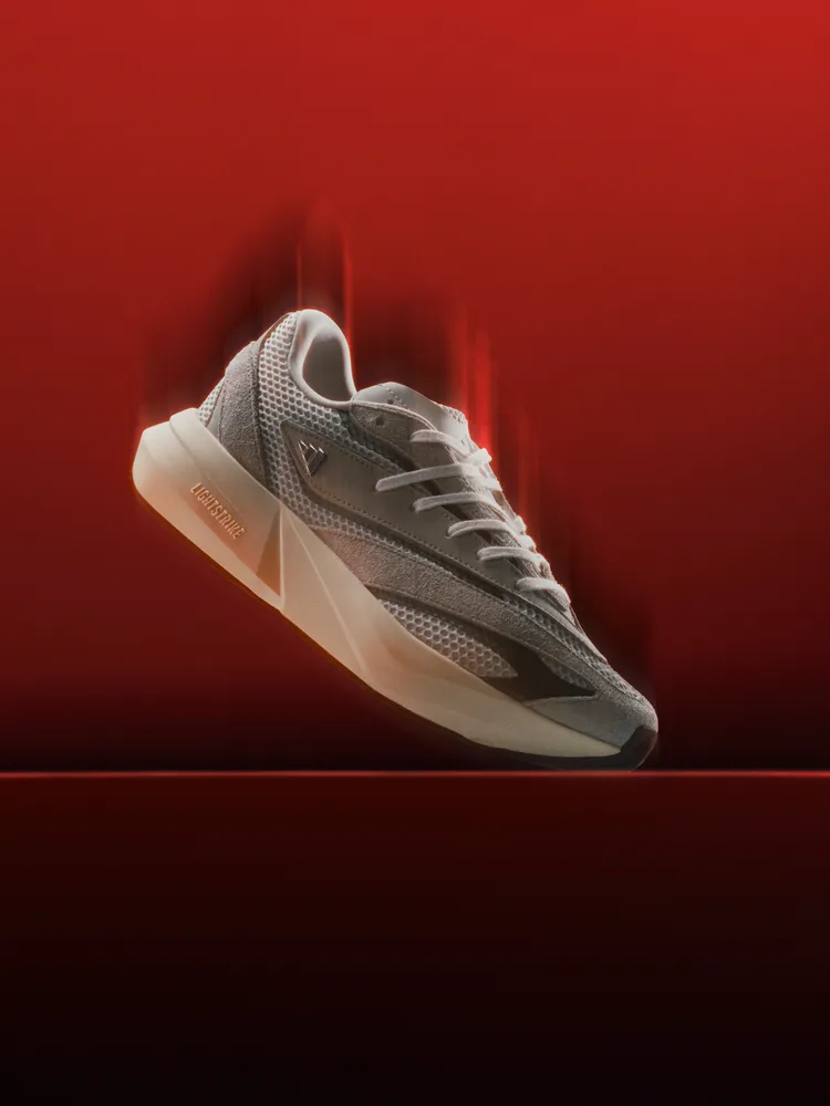 首波登場的LIGHTBLAZE鞋款配色以中性灰階呼應冬季穿搭。品牌提供