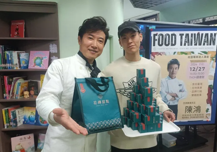 杜威獲得主持人陳鴻啟發。丹藍國際提供