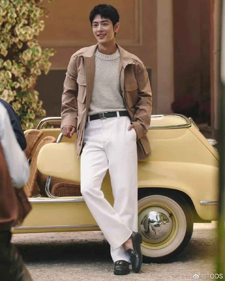 肖戰穿著TOD’S卡其色夾克搭配圓領針織衫、白色長褲。翻攝TOD’S微博