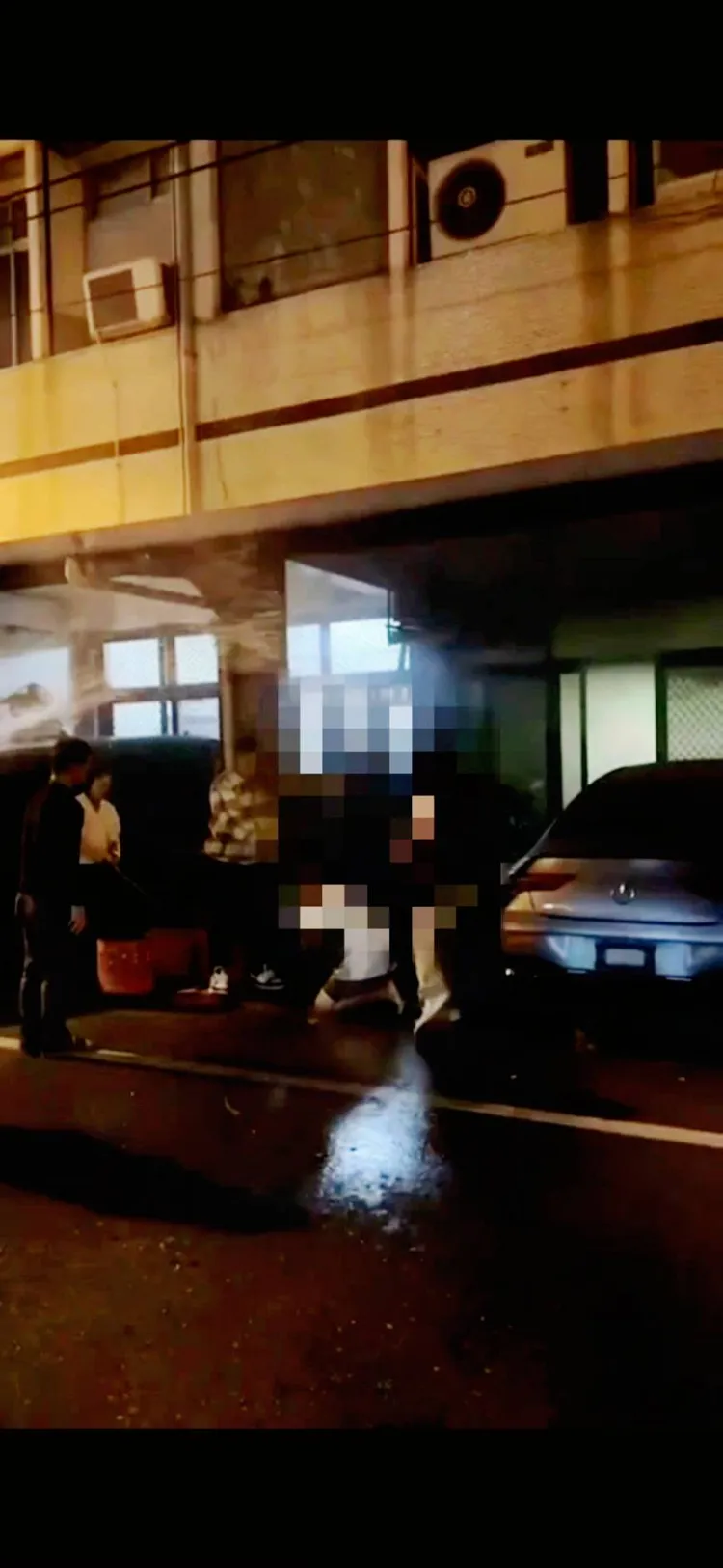 男子著火跪地鄰居幫忙沖水。民眾提供