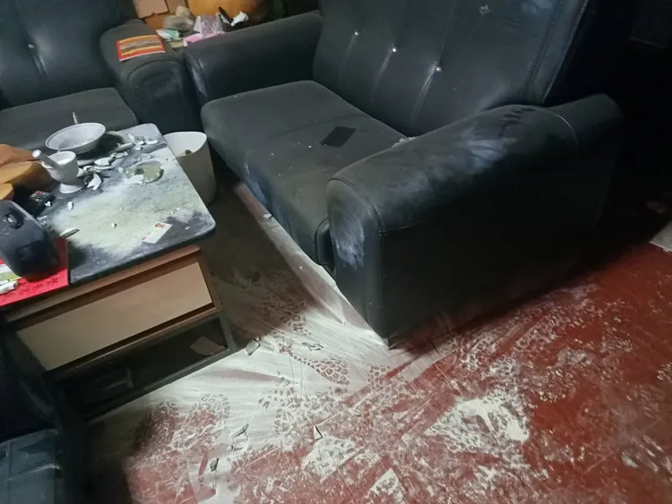 男子疑在家客廳自行重製煙火釀成意外。民眾提供