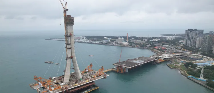 橫跨淡水河兩岸的淡江大橋預計將在今年底完工。資料照