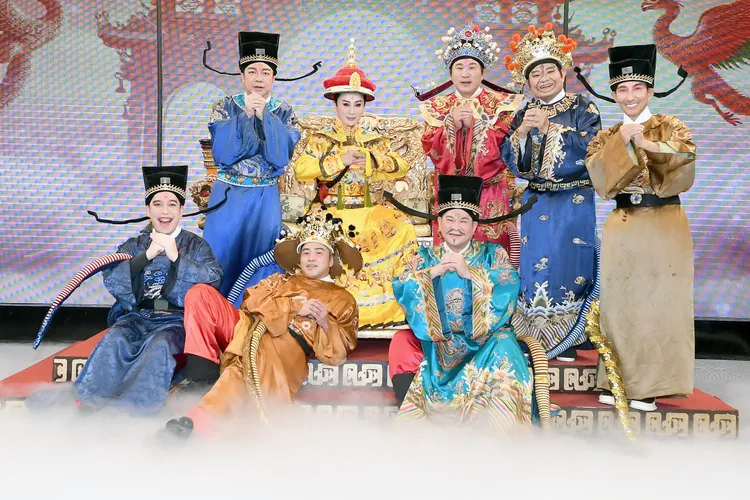 華視除夕特別節目金蛇守歲迎新春-天庭開場，眾神齊聚送祝福。華視提供