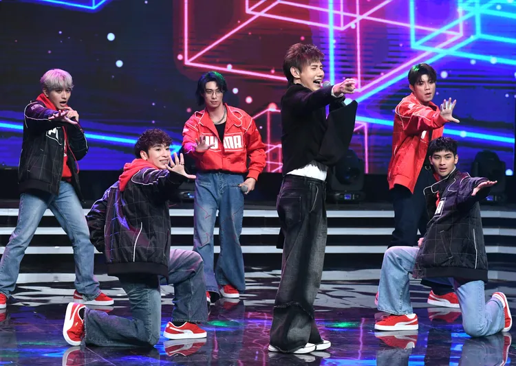 FEniX和包偉銘合作演出。華視提供