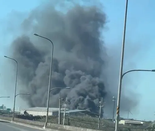 桃園塑膠回收場大火 濃煙直竄天際!警消搶救中