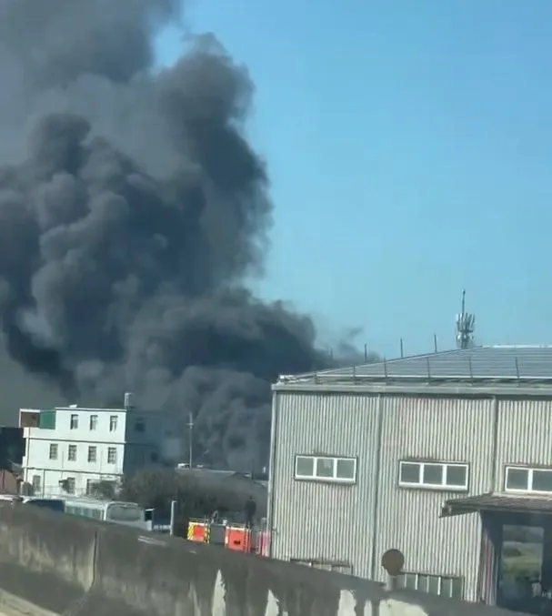 現場濃煙。讀者提供