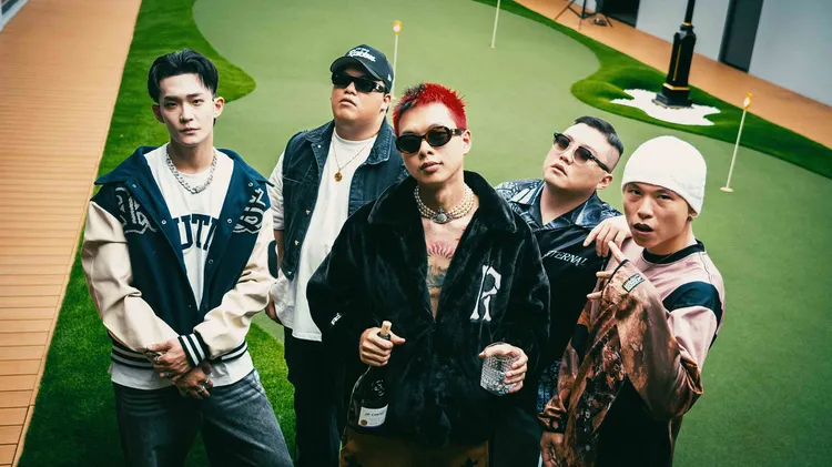 高胥崴（左起）、Gambler、悟飛Luffy、歐吉虎、SheATH，一起合作的正能量台饒新歌。一條龍製作公司提供