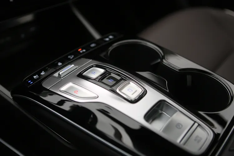 Hyundai Turbo Hybrid渦輪增壓油電系統搭配6速手自排變速箱，在Tucson L Turbo Hybrid車型上，並採用電子線傳按鍵式介面操作，兼具便利性與科技感。林浩昇攝