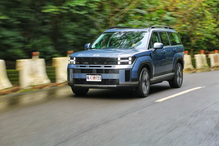 Hyundai大改款Santa Fe全新的粗獷戶外休閒風格，誕生後就受到全球車迷矚目，其同樣搭載Turbo Hybrid動力，售價介於172.9萬元到202.9萬元之間。林浩昇攝