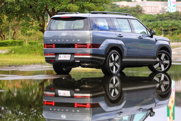 新一代Santa Fe在外觀上展現全新風貌，車身線條更加方正，全車包含車頭燈、車尾燈均加入現代家族最新的「H」字型設計語言。林浩昇攝