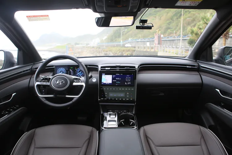 在配備面，Tucson L Turbo Hybrid也迎合時下趨勢，將10.25 吋數位儀表、10.25 吋中央觸控螢幕、原廠中文導航、免鑰匙進入及啟動等列為標配。林浩昇攝