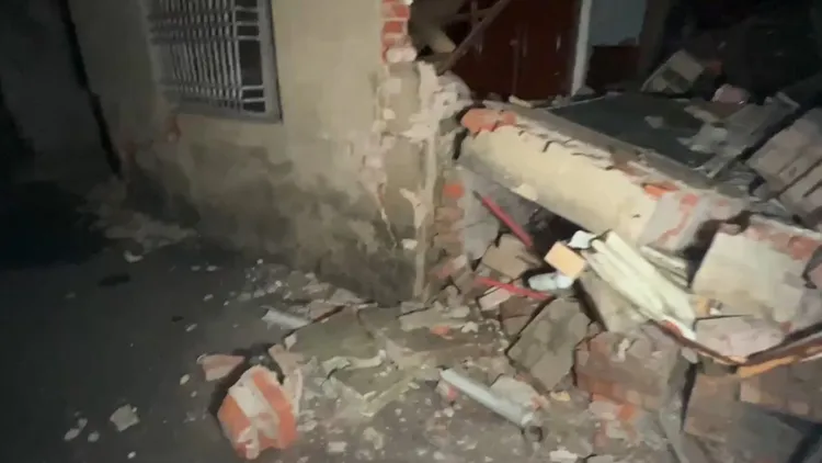 台南市楠西區多處民宅傳出牆壁倒塌。翻攝照片