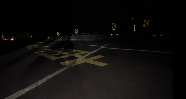 玉井通往楠西的竹圍橋伸縮縫整個拉開，還有碎裂情形。翻攝照片