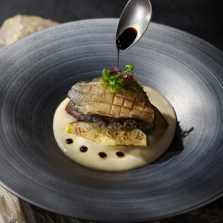 鮑魚佐黑蒜奶油醬。業者提供