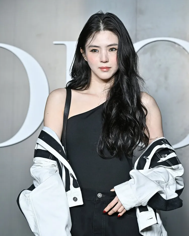 韓國時尚媒體分享的韓素希照片，第一眼意外撞臉昆凌。翻攝harpersbazaarhk IG 