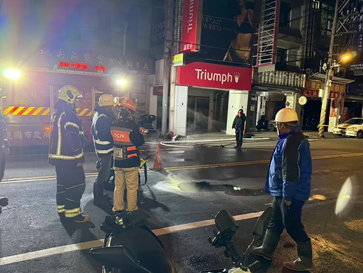 桃園鬧區路面出現坑洞。桃園警分局提供