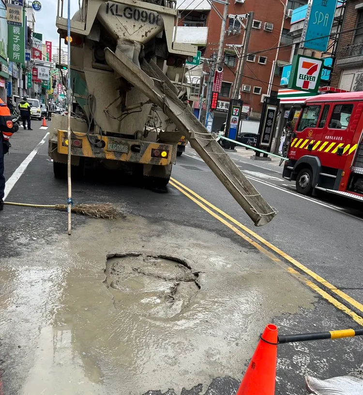 捷工局出動混凝土填補坑洞。捷工局提供