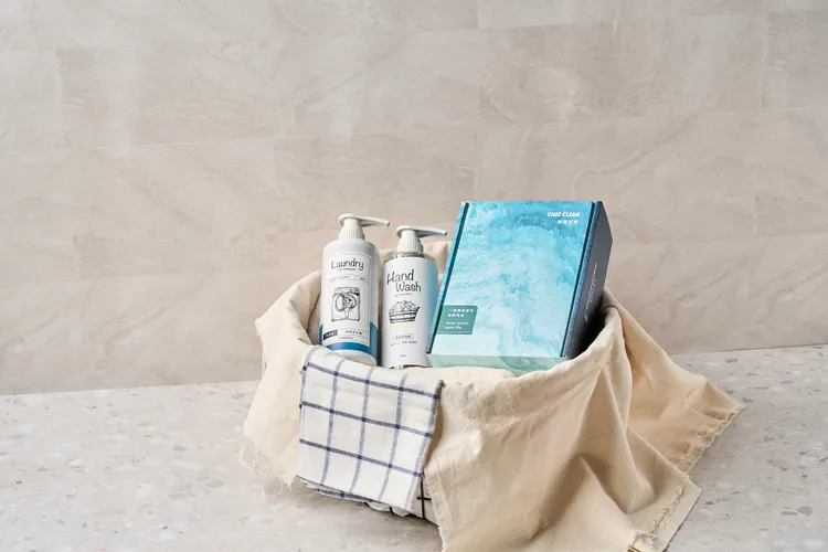 淨毒五郎「海洋禮盒 純淨衣物組」消臭洗衣精 x1 + 酵素衣物手洗精x1。業者提供