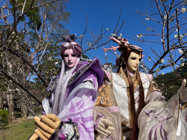 霹靂布袋戲偶「素還真」、「一頁書」與霹靂Cosplay在角板山行館園區聯合演出。觀旅局提供
