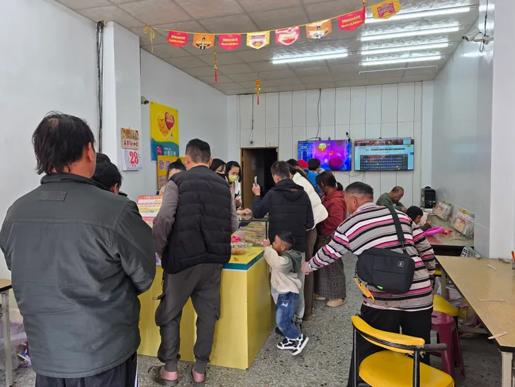 錢送你投注站昨晚開出頭獎，今天吸引人潮前往投注。民眾提供