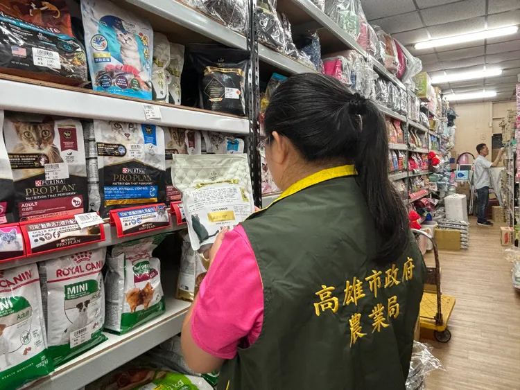 動保處建議優先選擇包裝及標示完整，專為寵物調配製造的飼料。翻攝畫面