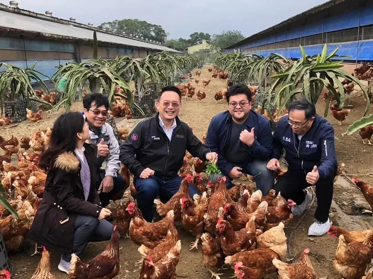 蘇俊賓參觀龍潭北一畜牧場。翻攝蘇俊賓臉書