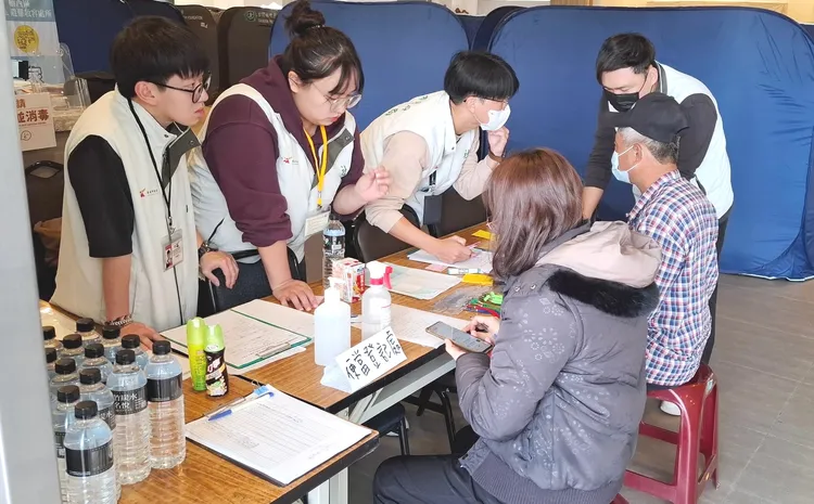 南市府安置災民提供諮詢服務。市府提供