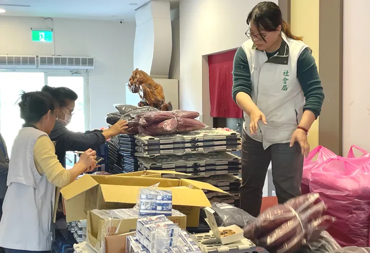 市府整理救災物資。市府提供