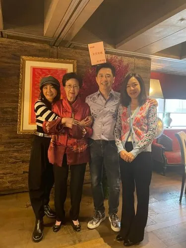 哈林（右2起）與老婆張嘉欣2022年才曬出幫媽媽張正芬(左2)辦慶生，當時柴智屏也現身祝賀。圖／摘自臉書