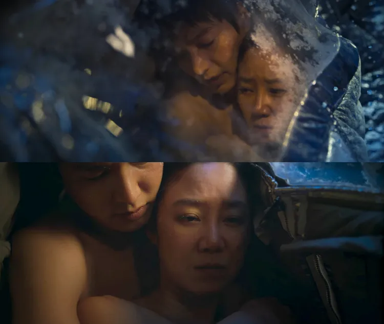 由於太空站結凍，李敏鎬、孔孝真脫光衣服在防寒帳篷裡取暖。翻攝Netfllix