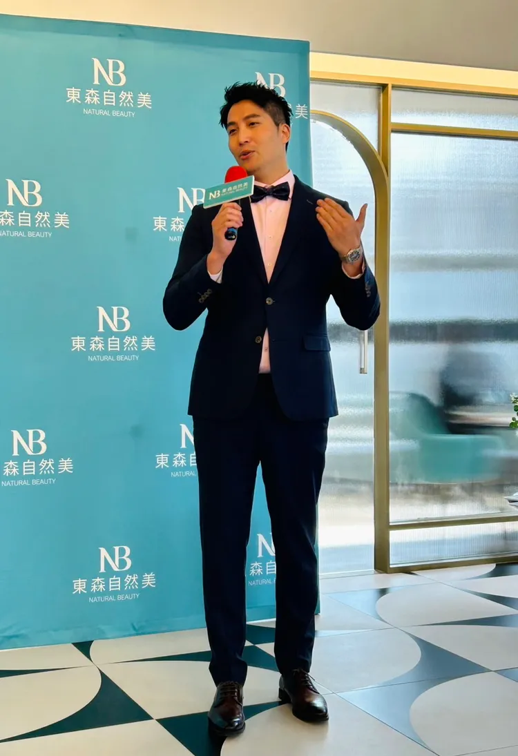 吳翔震一身挺拔西裝帥氣出場。經紀人提供