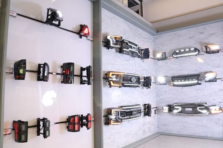 巨鎧精密總部位於南科工，產品牆上有自家研發的招牌改裝車燈。莊宗達攝